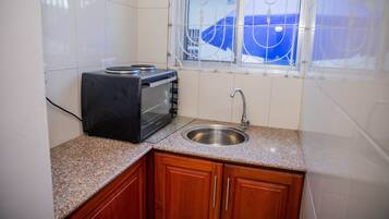 Kühlschrank, Mikrowelle, Gewürze, Esstisch