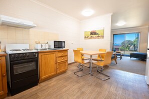 Fridge, microwave, stovetop, toaster - Tasman Villa @ The Blue Seas (Scamander)