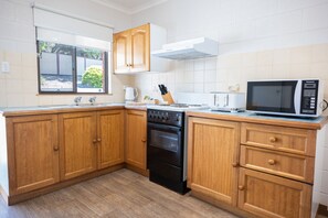 Fridge, microwave, stovetop, toaster - Tasman Villa @ The Blue Seas (Scamander)