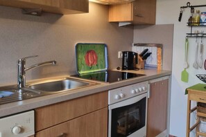 Jääkaappi, mikroaaltouuni, uuni, astianpesukone