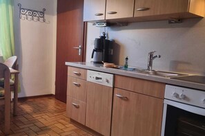 Refrigerador, microondas, horno y lavavajillas 