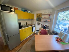 Køleskab, mikrobølgeovn, ovn, kaffe-/temaskine