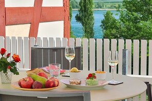 Outdoor dining - Historic timbered house with panoramic sea view, 200 m from the lake (Öhningen-Kattenhorn)