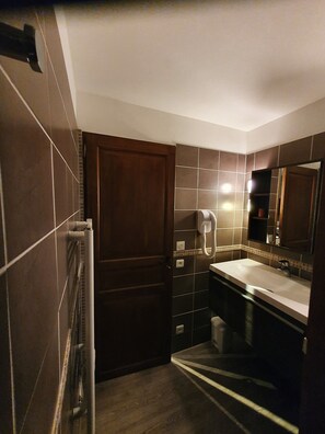 Douche, sèche-cheveux