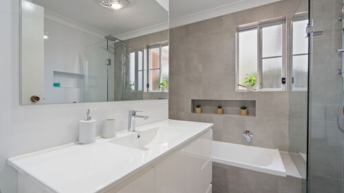 4/27 South Street. Renovated three bedroom villa.