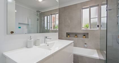 4/27 South Street. Renovated three bedroom villa.