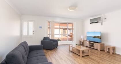 4/27 South Street. Renovated three bedroom villa.