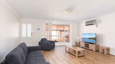 4/27 South Street. Renovated three bedroom villa.