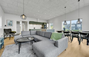 Fernseher, Kamin, Tischtennisplatte