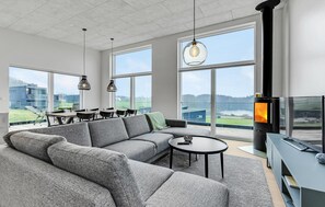 Fernseher, Kamin, Tischtennisplatte