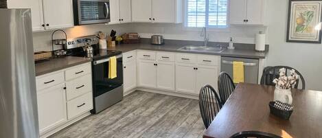 Jääkaappi, mikroaaltouuni, uuni, liesi