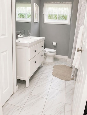 Bathtub, hair dryer, bidet, towels