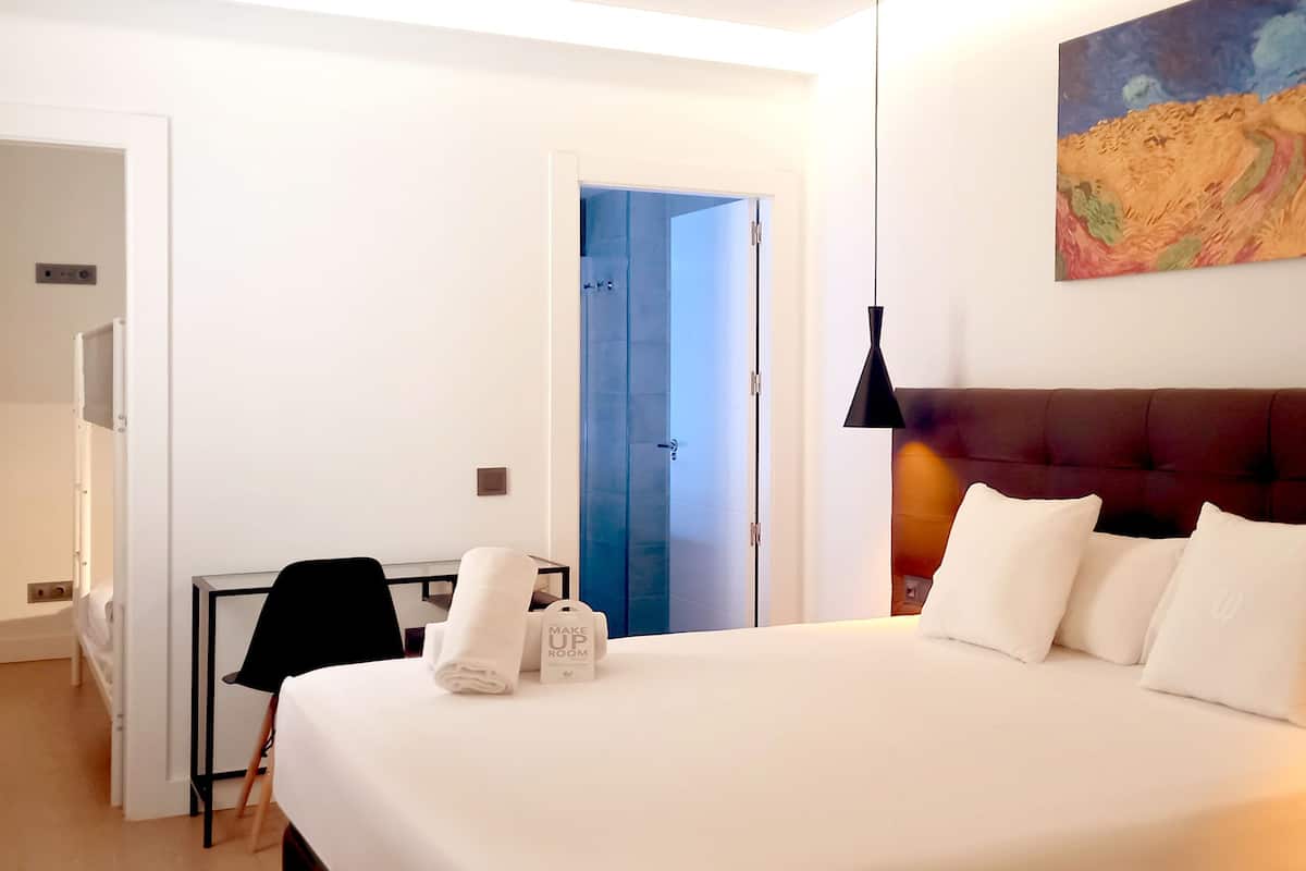 Seprai premium, selimut bulu angsa, bantalan ekstra lembut, dan minibar