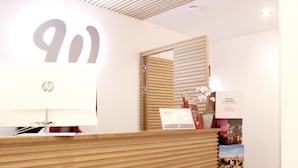 Una recepción con el logo de HP, diseño de listones de madera y un cartel anunciando Teatro Flamenco.