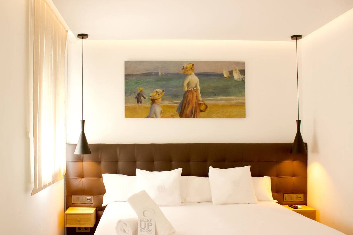 Suite Junior | Seprai premium, selimut bulu angsa, bantalan ekstra lembut, dan minibar