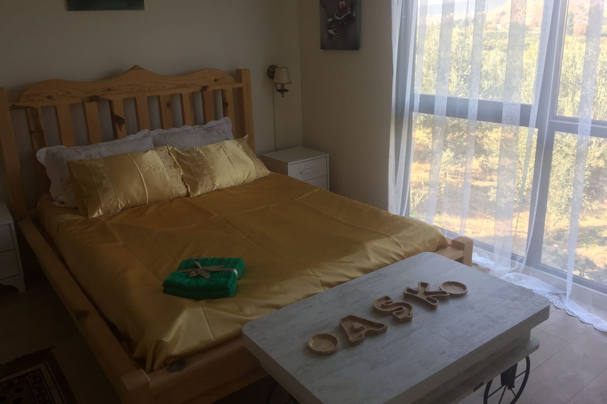 Honeymoon Room | 1 bedroom, blackout drapes, iron/ironing board, free WiFi