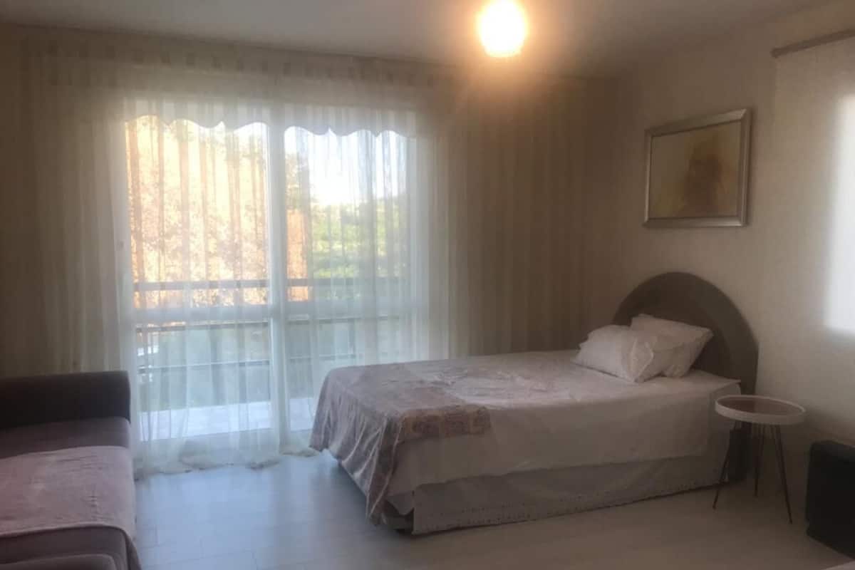 1 bedroom, blackout drapes, iron/ironing board, free WiFi