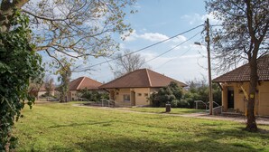 Una zona residencial con casas, un césped y un cielo despejado.