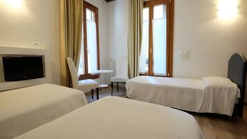 Comfort kamer | Luxe beddengoed, donzen dekbedden, een kluis op de kamer