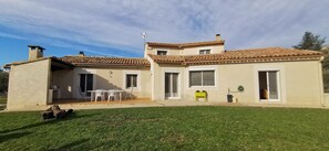 Exterior - Villa with swimming pool - "At the foot of the Luberon" (Mérindol)