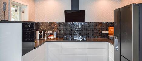 Fridge, coffee/tea maker