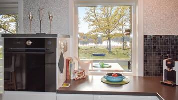 KĂŒhlschrank, Wasserkocher mit Kaffee-/Teezubehör