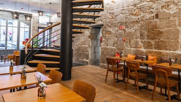 Desayuno continental (EUR 18 por persona)