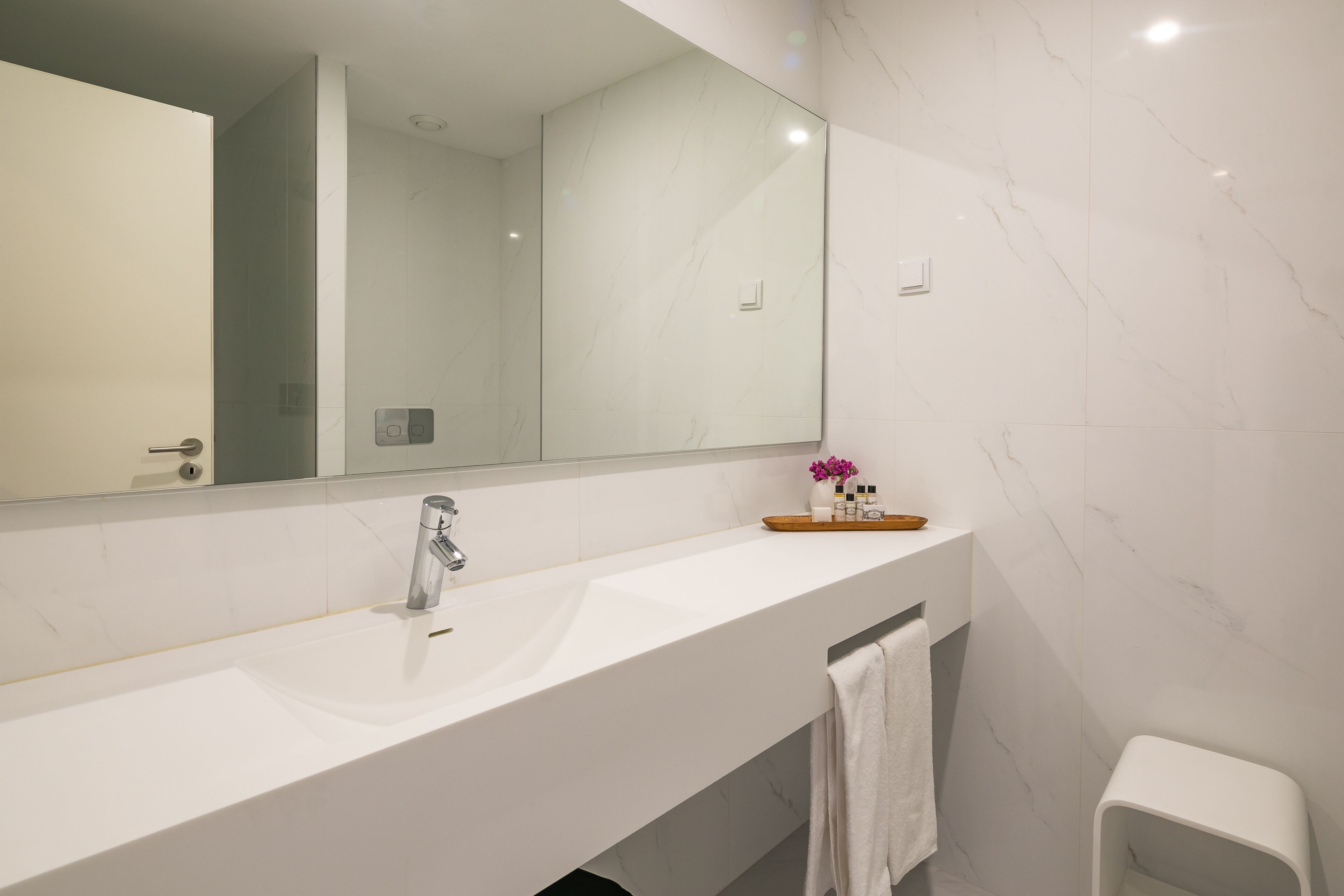 Luxe suite, balkon | Badkamer | Een douche, pantoffels, handdoeken