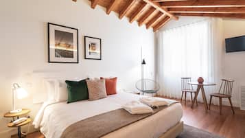 Superior-huoneisto | Minibaari, tallelokero huoneessa, äänieristys, silitysrauta/-lauta