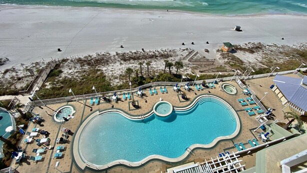 Et resort med en stor swimmingpool, adgang til stranden og havudsigt.