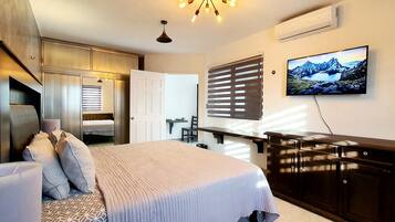 Deluxe room 4B | Ropa de cama hipoalergénica, minibar y decoración personalizada