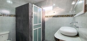 Deluxe room 4B | Kylpyhuone | Suihku, hiustenkuivaaja, pyyhkeet, saippua