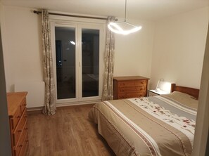 3 bedrooms, iron/ironing board, travel cot, free WiFi