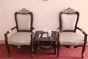 デラックス ダブルルーム | アイロン / アイロン台、WiFi (無料)、ベッドシーツ