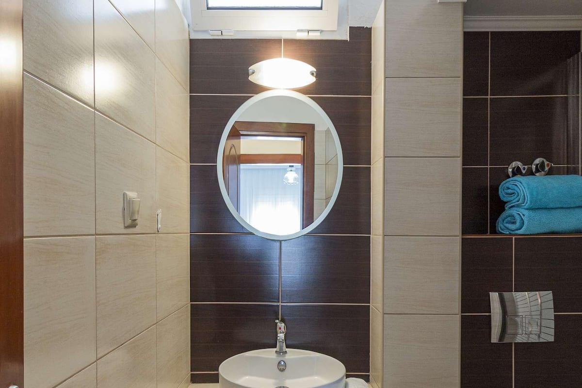 Douche, douche à « effet pluie », sèche-cheveux, shampoing