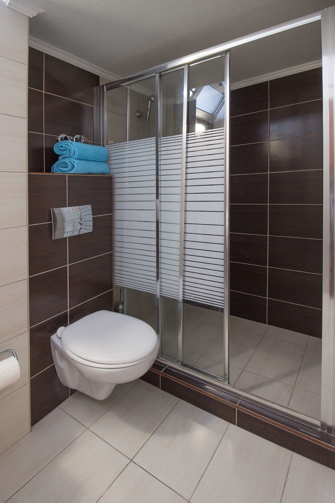 Classic Triple Room | Bathroom | Shower, rainfall showerhead, hair dryer, shampoo