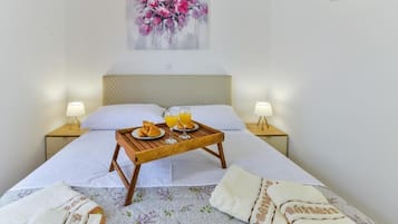 2 kamar tidur, seprai premium, selimut bulu angsa, dan meja kerja