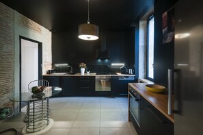 ثلاجة، ميكروويف، فرن، موقد طهي مسطح