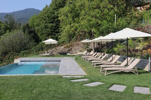Una piscina al aire libre, una piscina climatizada