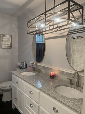 Suihkun ja ammeen yhdistelmä, pyyhkeet