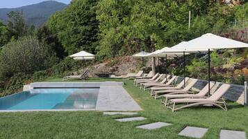 Alberca techada y alberca al aire libre