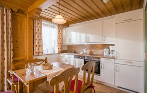 Kühlschrank, Herdplatte, Wasserkocher mit Kaffee-/Teezubehör