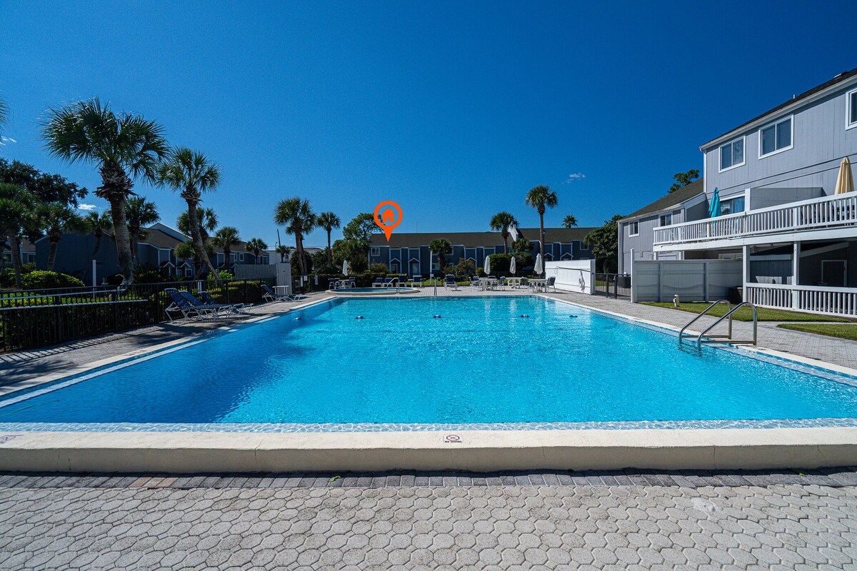 Destin Townhome | Near Beach & Pool + Pet-friendly