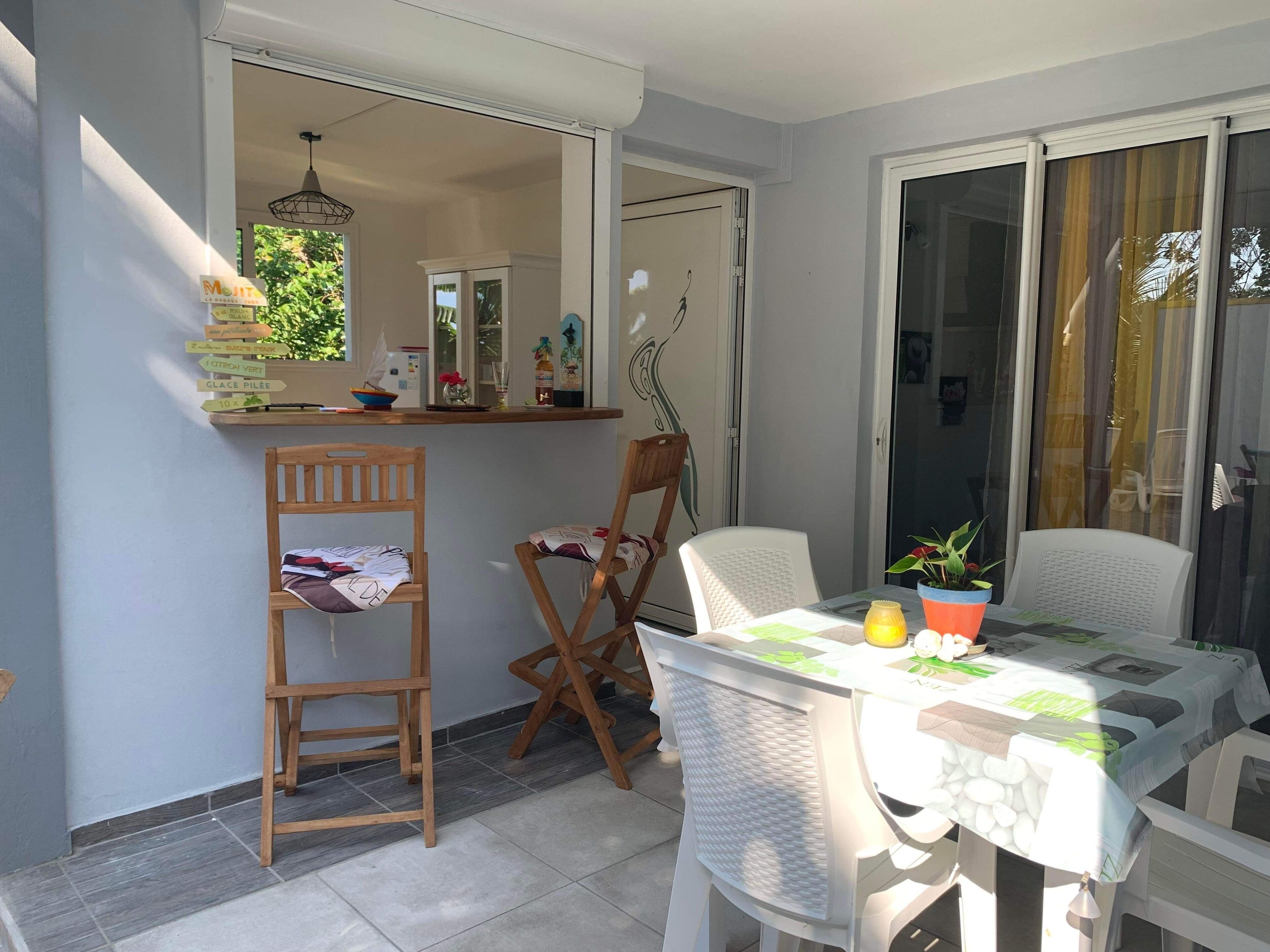 Un espace repas comprenant une table, des chaises et un comptoir de bar.