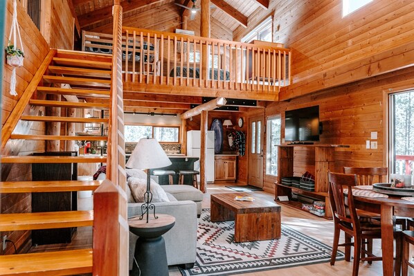 Smart TV, DVD player, foosball, books - Tranquility at Turkey Trail Lodge (Jemez Springs)