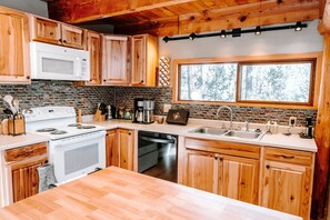 Fridge, microwave, oven, stovetop - Tranquility at Turkey Trail Lodge (Jemez Springs)