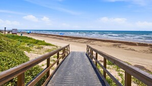 A wooden boardwalk leading to a beach with a clear view of the ocean. - Casa de la Perla, Ocean Views & Beach Boardwalk (Port Aransas)