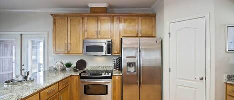 Refrigerador, microondas, horno y parrilla de estufa