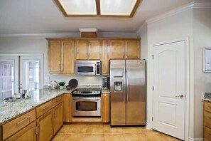 Fridge, microwave, oven, stovetop - Beach Boardwalk ☀️ Boat Parking, Ocean View, Elevator & 2 Balconies | Pet Friendly (Port Aransas)