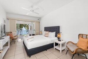 1 bedroom, iron/ironing board, free WiFi, bed sheets - Beach Club Top Floor Oceanfront Studio Palm Cove (Palm Cove)